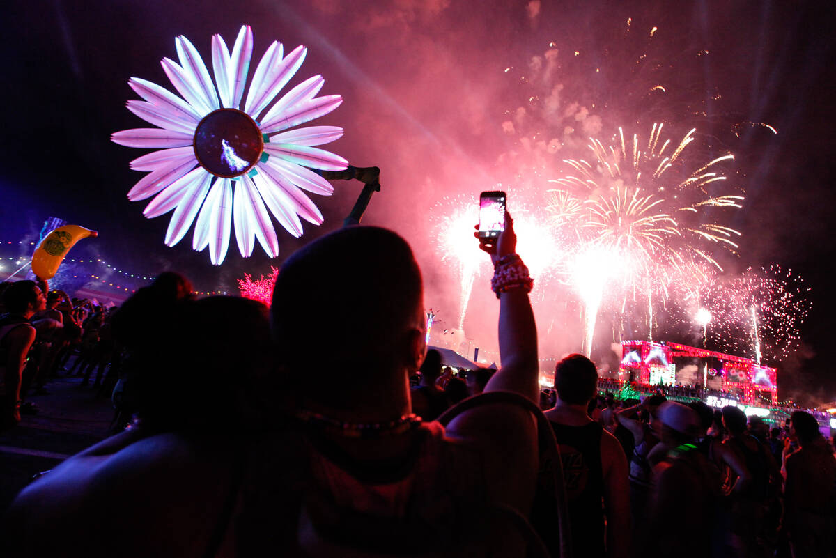 Andrea Plascencia of Corona, Calif., and Sergio Grajeda of Avenal, Calif., watch and record a v ...