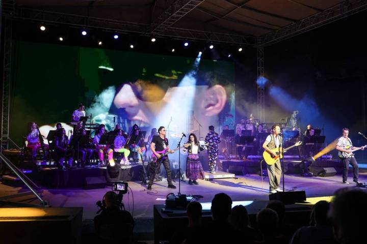 "Totally 80s Symphonic!" founder Brody Dolyniuk and Jessenia Paz belt it at Tuachan Amphitheatr ...