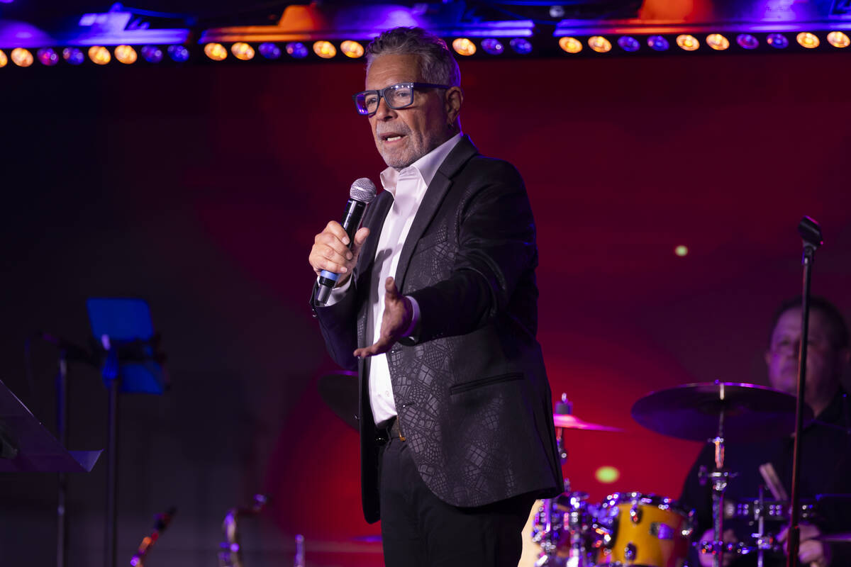 Clint Holmes performs during Review-Journal columnist John Katsilometes’ St. Baldrick&#x ...