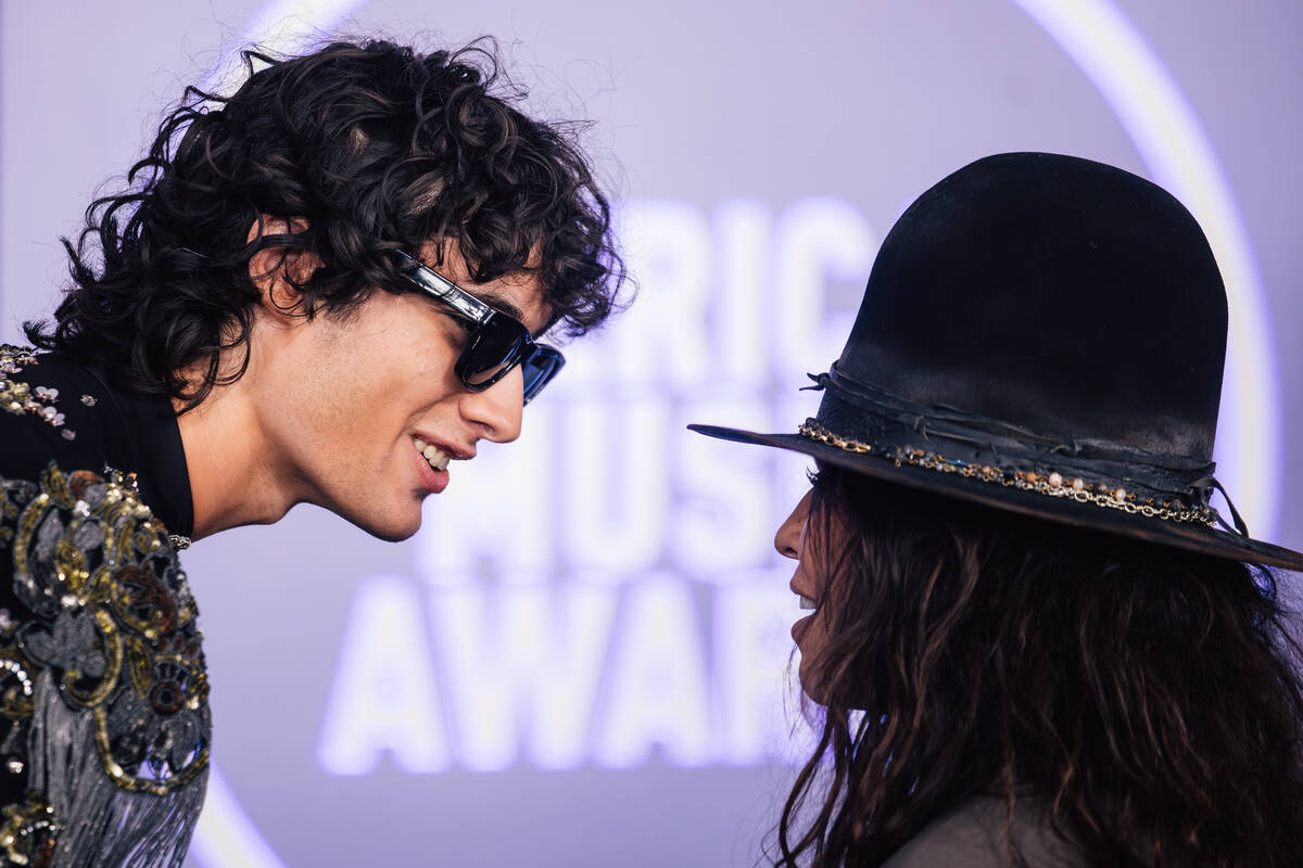 Sombr, left, introduces himself to Linda Perry of 4 Non Blondes on the American Music Awards re ...