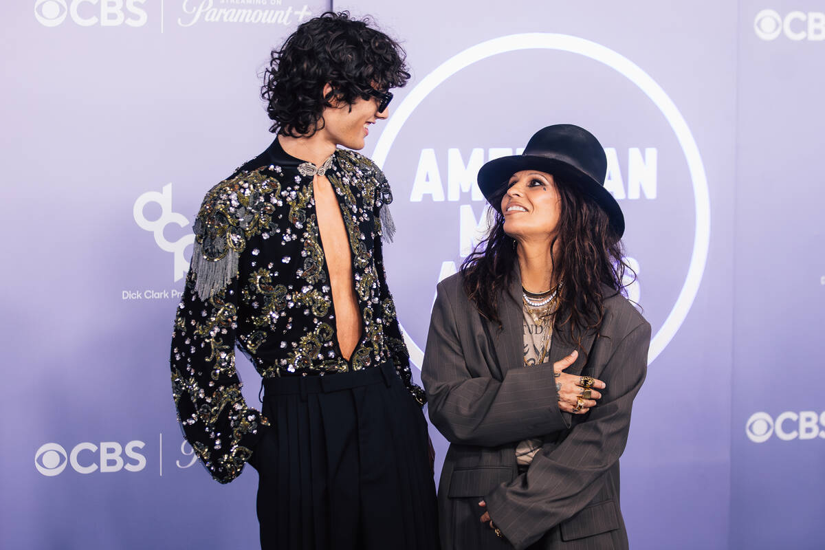 Sombr, left, introduces himself to Linda Perry of 4 Non Blondes on the American Music Awards re ...