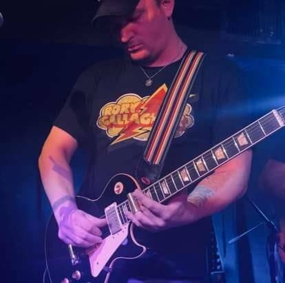 Las Vegas guitarist Aaron Archer plays The Dustland Bar on Monday night. (Bridget Reilly)